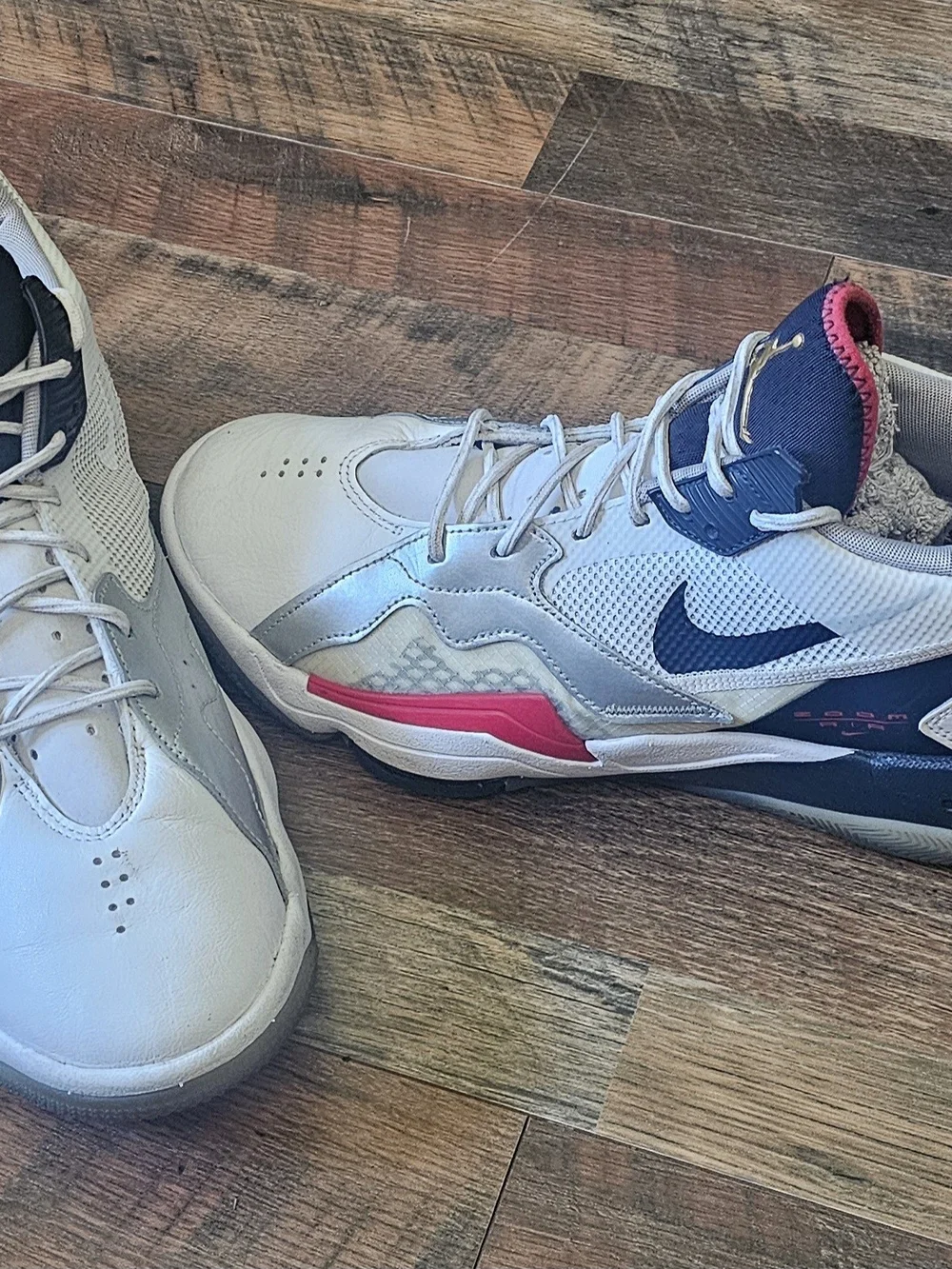 Nike White, Navy & RED Men’s Low-Top Sneakers